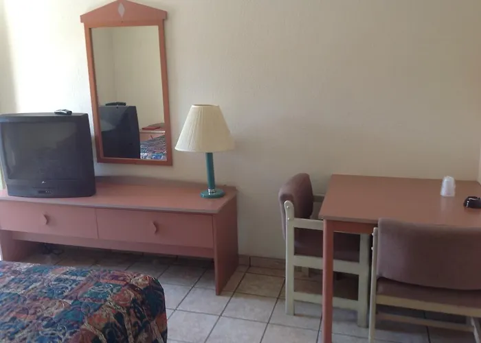 Motel Redwood *